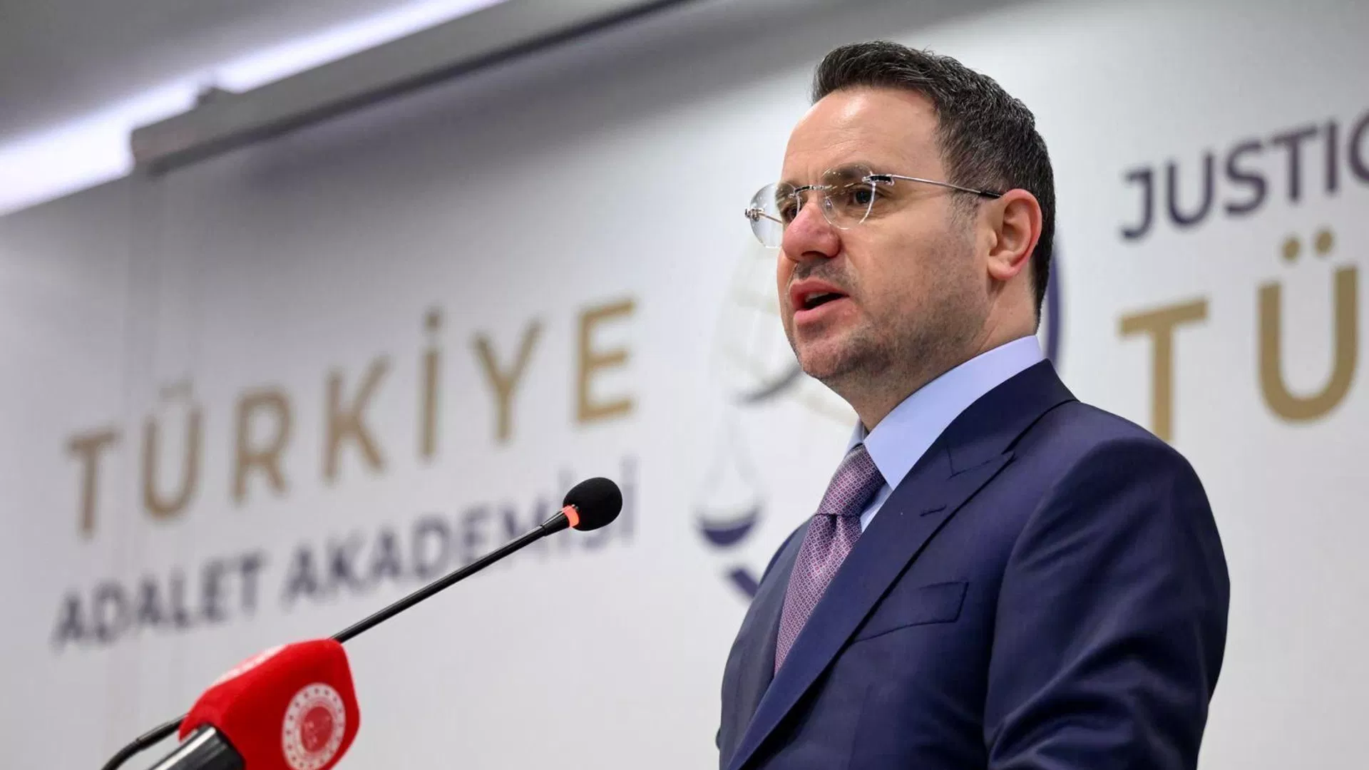 Adalet Bakanı Akın Gürlek, kazandığı 150 bin liralık tazminatı Türk Kızılay’a bağışladı